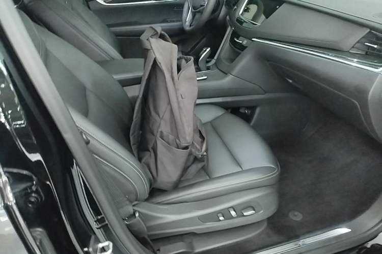 Used Cadillac XT5 2021 28T Luxury Model Right Front Seat