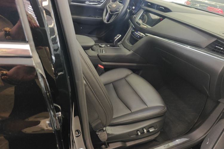 Used Cadillac XT5 2021 28T Luxury Model Right Front Seat
