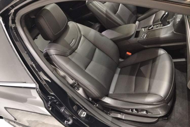 Used Cadillac XT5 2021 2.0T Two-Wheel Drive Luxury Version Right Front Seat