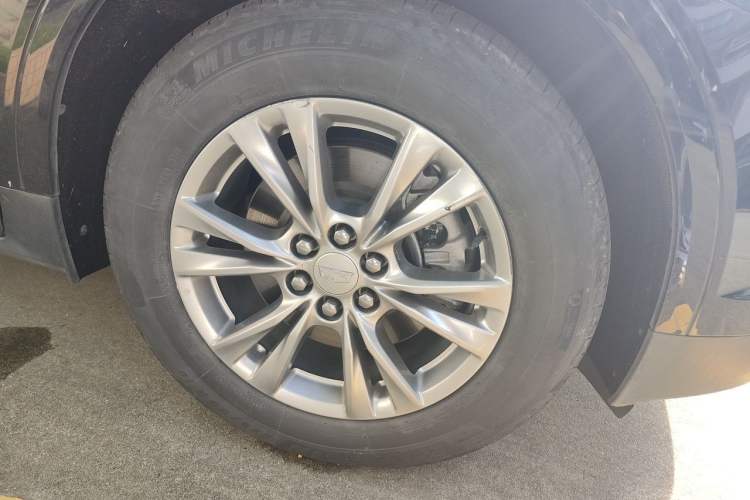 Used Cadillac XT5 2021 2.0T Two-Wheel Drive Luxury Version Right Front Wheel Hub