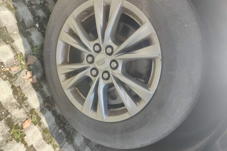 Used Cadillac XT5 2021 28T Four-Wheel Drive Luxury Version Right Front Wheel Hub