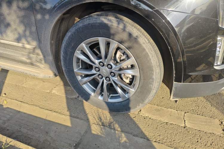 Used Cadillac XT5 2021 28T Four-Wheel Drive Luxury Version Right Front Wheel Hub