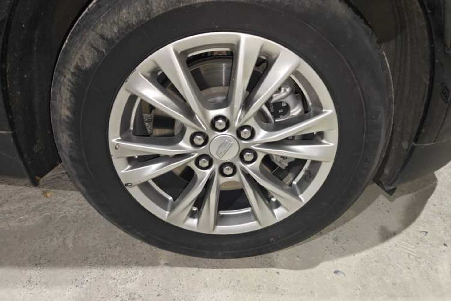 Used Cadillac XT5 2021 28T Luxury Model Right Front Wheel Hub