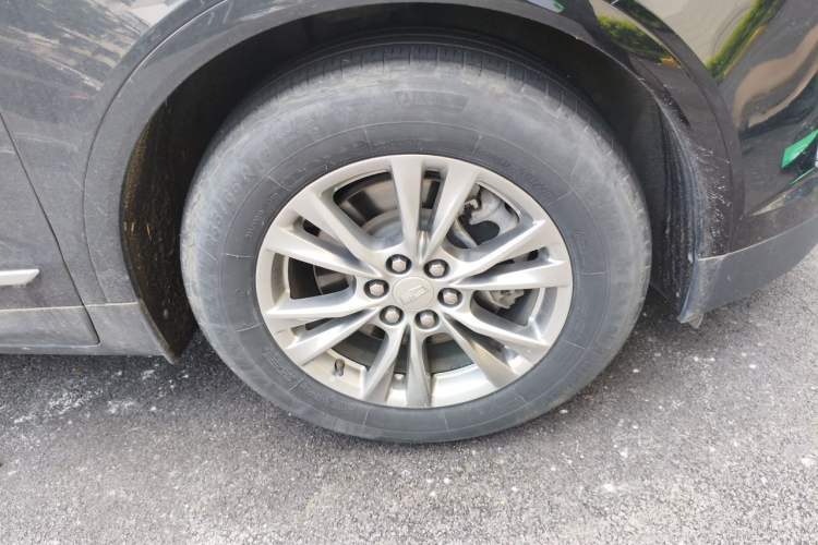 Used Cadillac XT5 2021 28T Luxury Model Right Front Wheel Hub