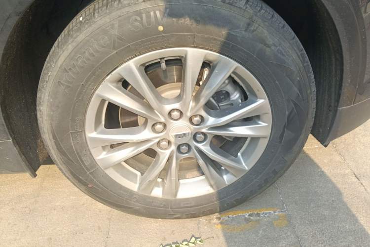 Used Cadillac XT5 2021 2.0T Two-Wheel Drive Luxury Version Right Front Wheel Hub