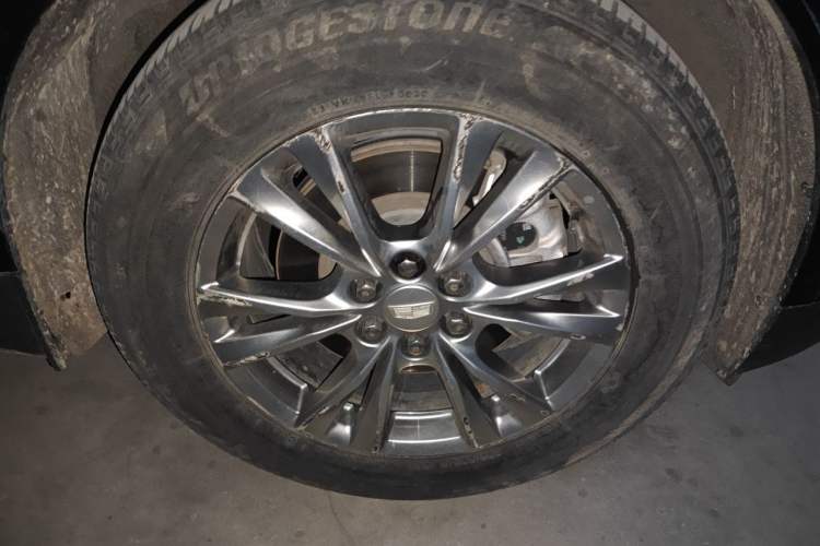 Used Cadillac XT5 2021 28T Luxury Model Right Front Wheel Hub