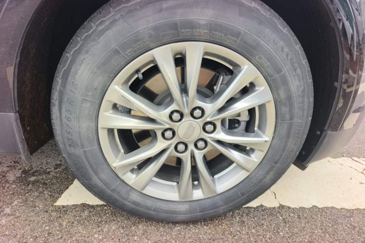 Used Cadillac XT5 2021 28T Four-Wheel Drive Luxury Version Right Front Wheel Hub