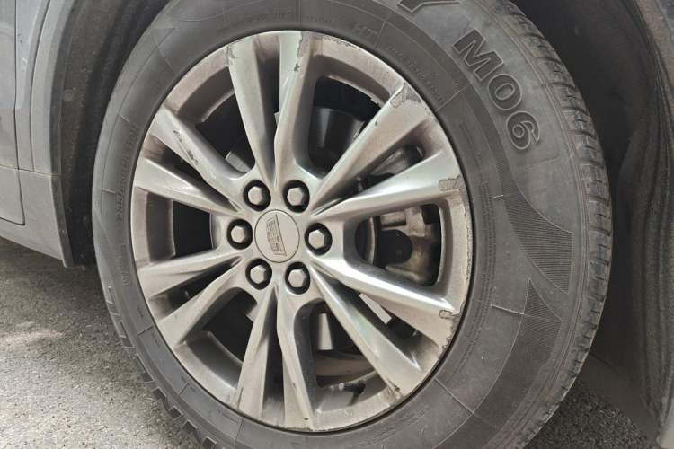 Used Cadillac XT5 2021 28T Luxury Model Right Front Wheel Hub