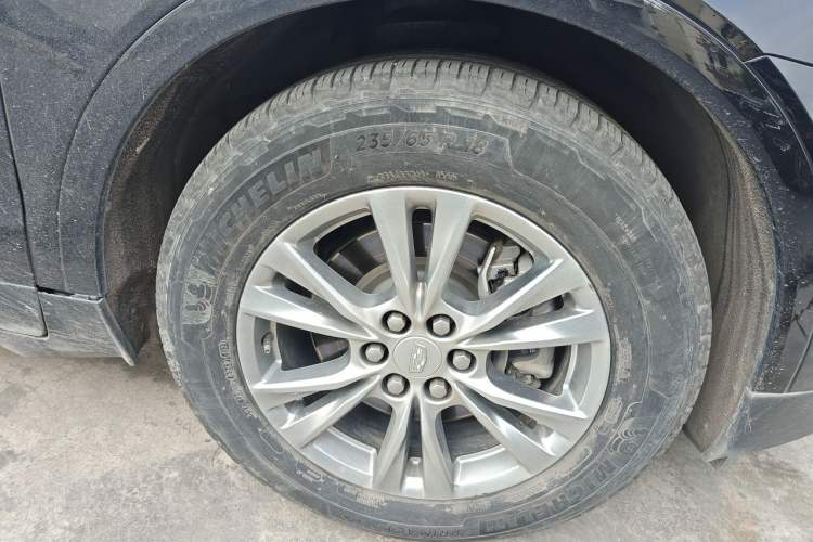 Used Cadillac XT5 2021 2.0T Two-Wheel Drive Luxury Version Right Front Wheel Hub