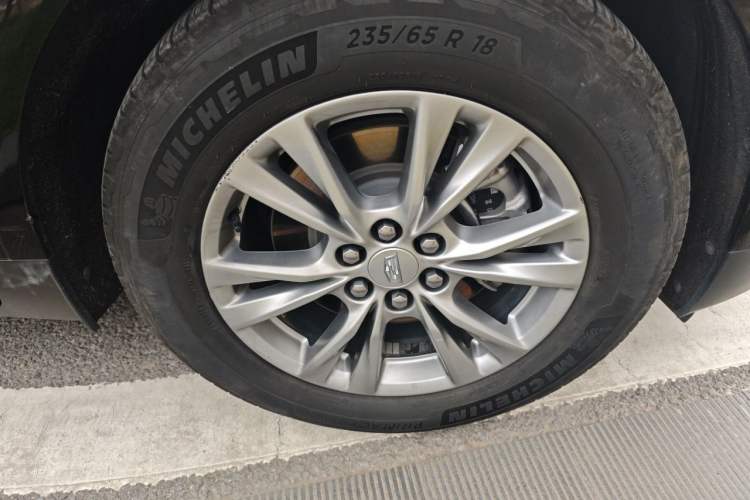 Used Cadillac XT5 2021 2.0T Two-Wheel Drive Luxury Version Right Front Wheel Hub