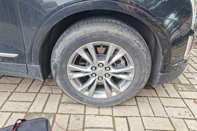 Used Cadillac XT5 2021 28T Luxury Model Right Front Wheel Hub