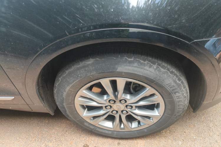 Used Cadillac XT5 2021 28T Luxury Model Right Front Wheel Hub