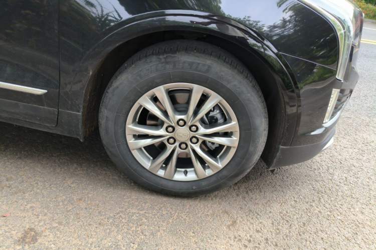 Used Cadillac XT5 2021 2.0T Two-Wheel Drive Luxury Version Right Front Wheel Hub