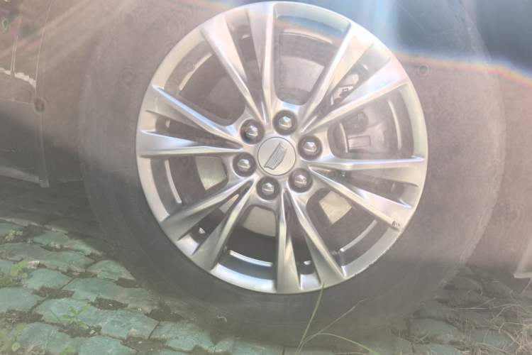 Used Cadillac XT5 2021 28T Luxury Model Right Front Wheel Hub