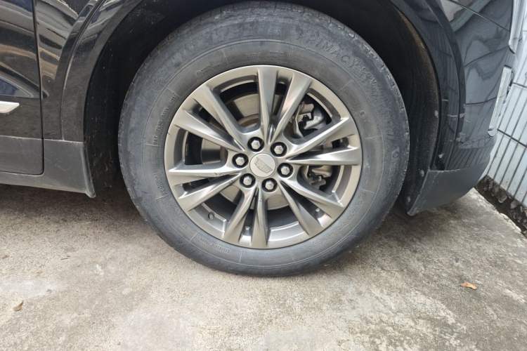 Used Cadillac XT5 2021 28T Luxury Model Right Front Wheel Hub