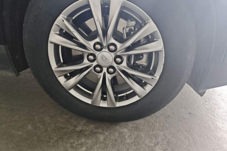 Used Cadillac XT5 2021 28T Luxury Model Right Front Wheel Hub