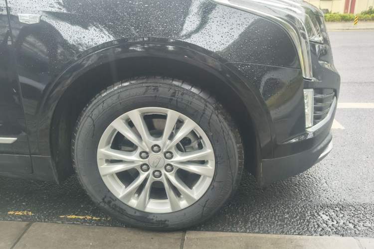 Used Cadillac XT5 2021 28T Luxury Model Right Front Wheel Hub