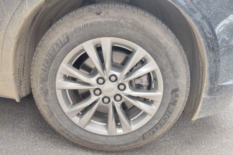 Used Cadillac XT5 2021 28T Luxury Model Right Front Wheel Hub