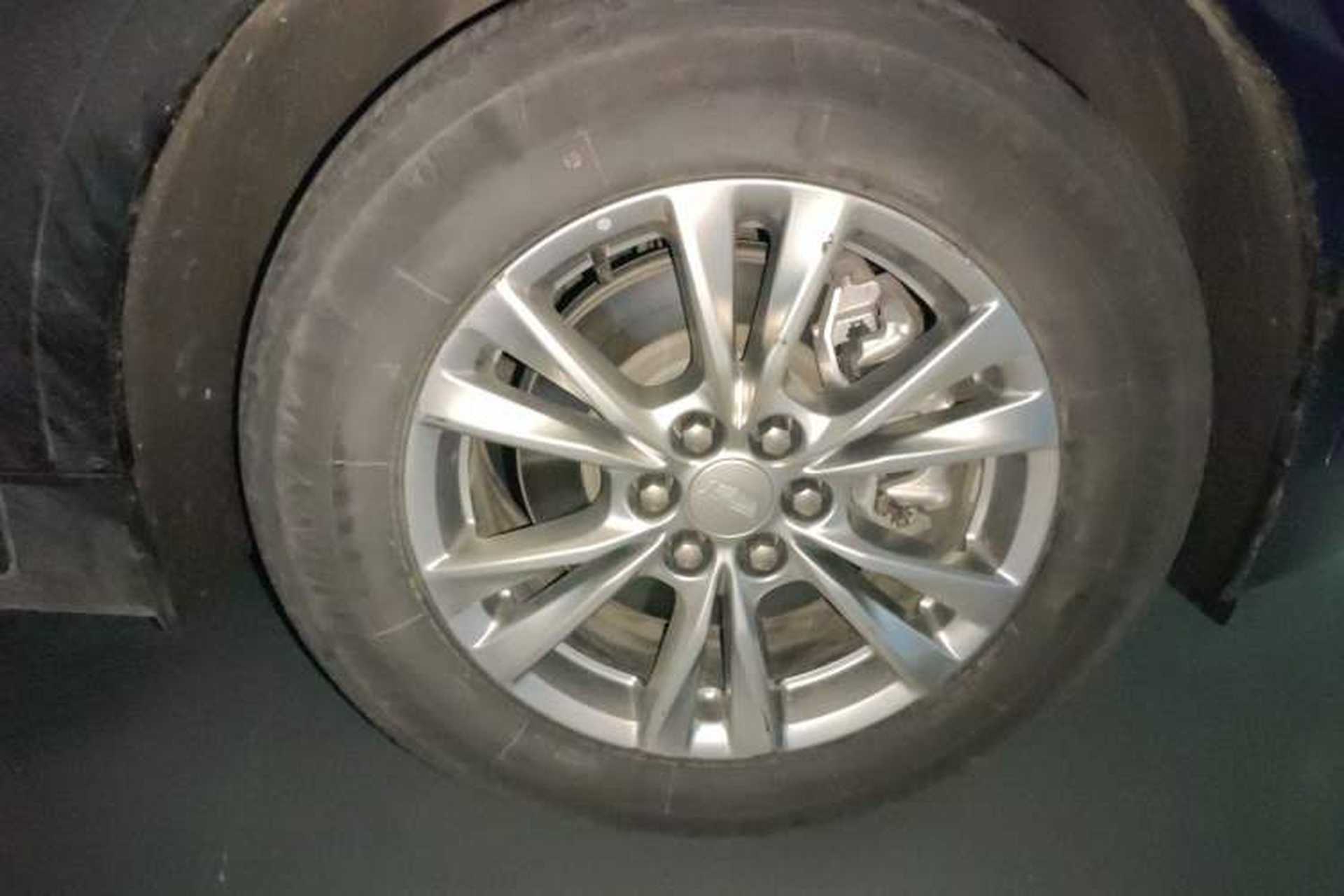 Used Cadillac XT5 2021 28T Luxury Model Right Front Wheel Hub