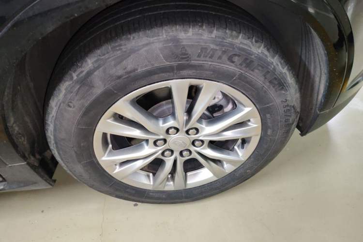 Used Cadillac XT5 2021 2.0T Four-Wheel Drive Luxury Version Right Front Wheel Hub