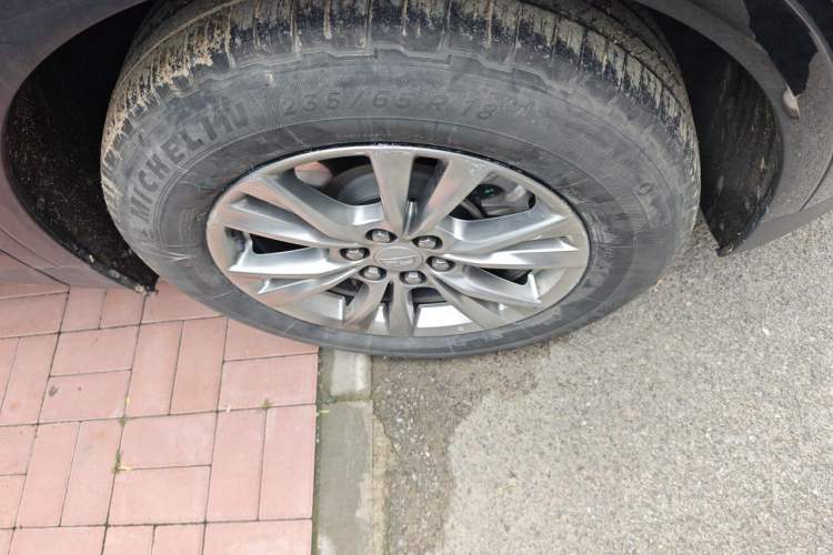 Used Cadillac XT5 2021 2.0T Two-Wheel Drive Luxury Version Right Front Wheel Hub