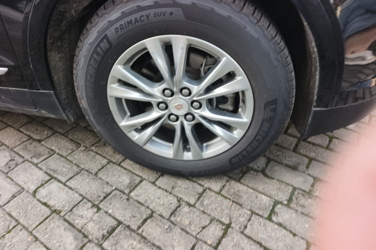 Used Cadillac XT5 2021 2.0T Four-Wheel Drive Luxury Version Right Front Wheel Hub