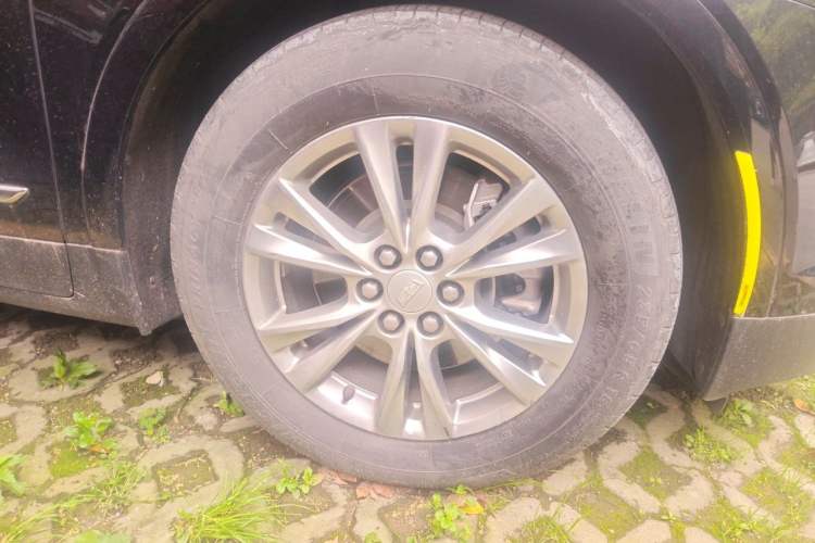 Used Cadillac XT5 2021 28T Luxury Model Right Front Wheel Hub