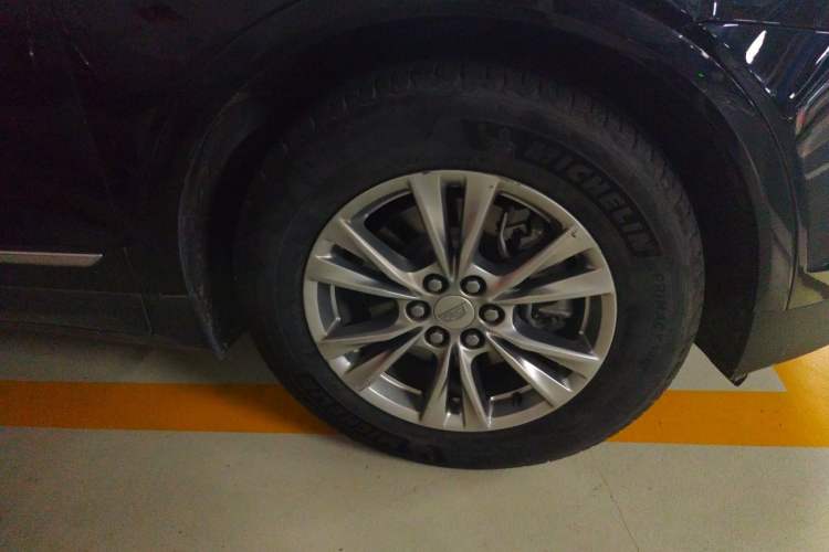 Used Cadillac XT5 2021 28T Luxury Model Right Front Wheel Hub
