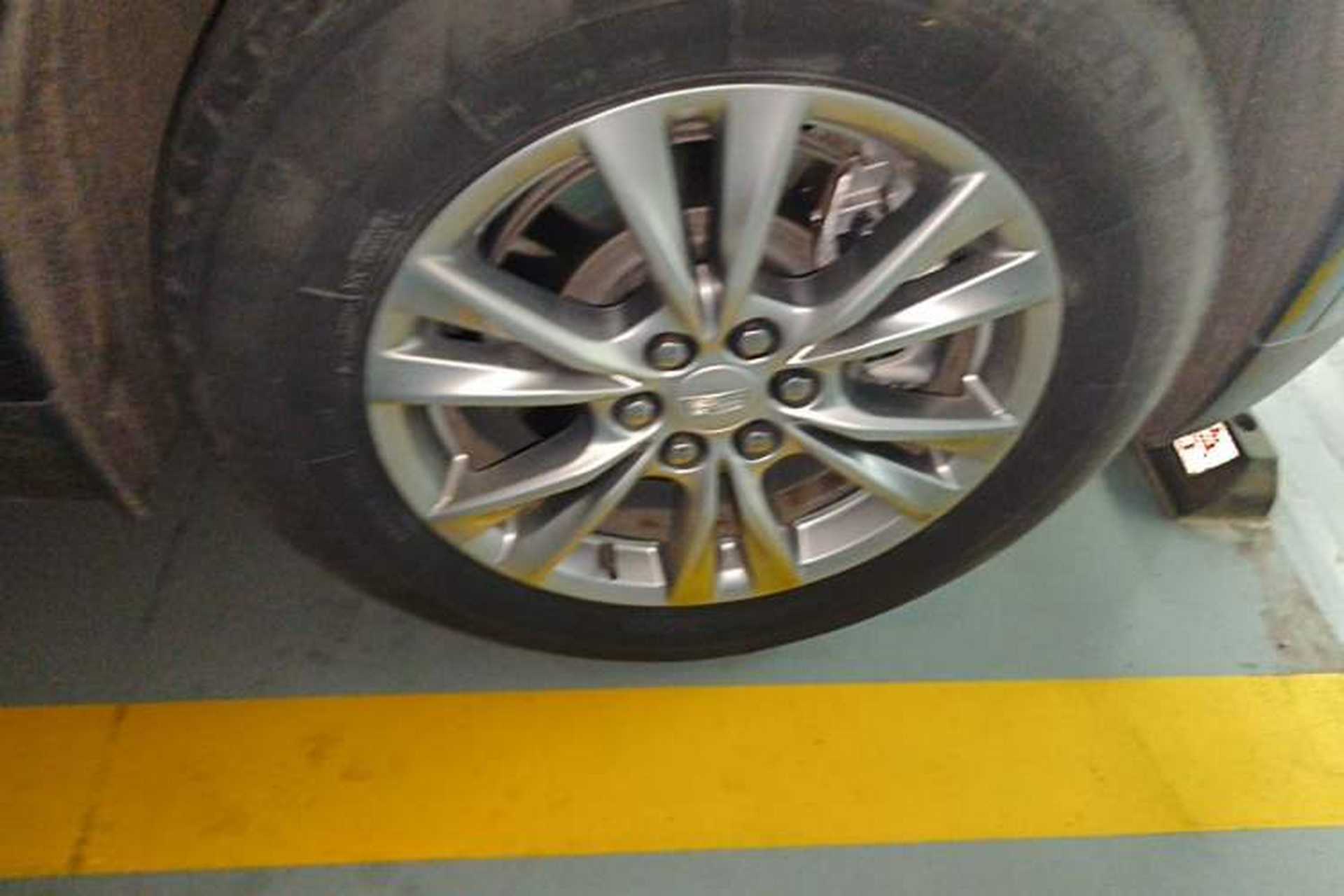 Used Cadillac XT5 2021 2.0T Four-Wheel Drive Luxury Version Right Front Wheel Hub