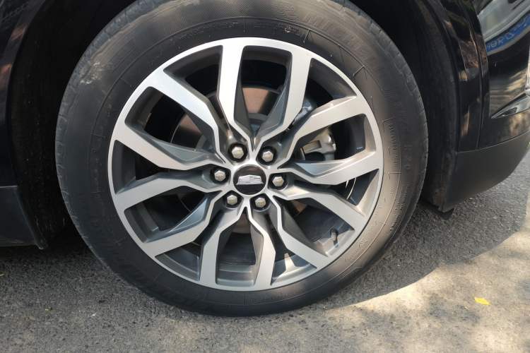 Used Cadillac XT5 2021 28T Four-Wheel Drive Leading Sport Model Right Front Wheel Hub