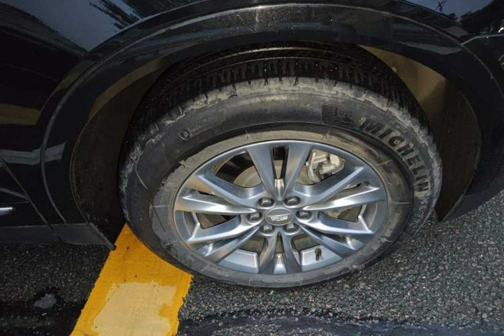 Used Cadillac XT5 2021 28T Luxury Model Right Front Wheel Hub