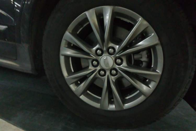 Used Cadillac XT5 2021 2.0T Two-Wheel Drive Luxury Version Right Front Wheel Hub