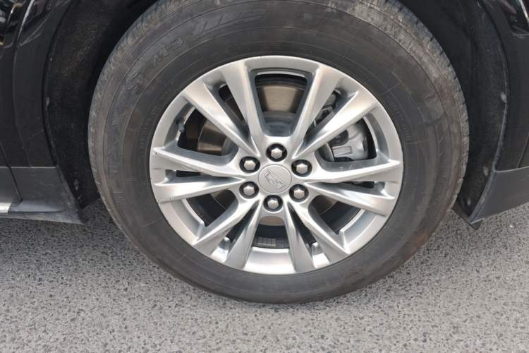 Used Cadillac XT5 2021 2.0T Two-Wheel Drive Luxury Version Right Front Wheel Hub