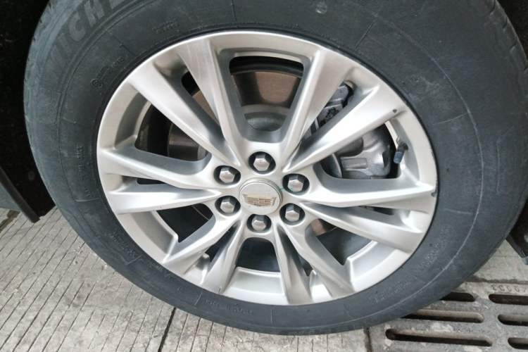 Used Cadillac XT5 2021 2.0T Two-Wheel Drive Luxury Version Right Front Wheel Hub