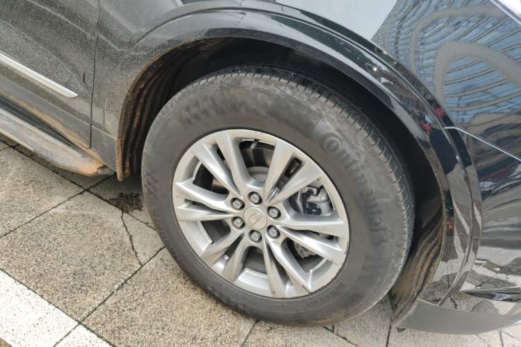 Used Cadillac XT5 2021 28T Luxury Model Right Front Wheel Hub