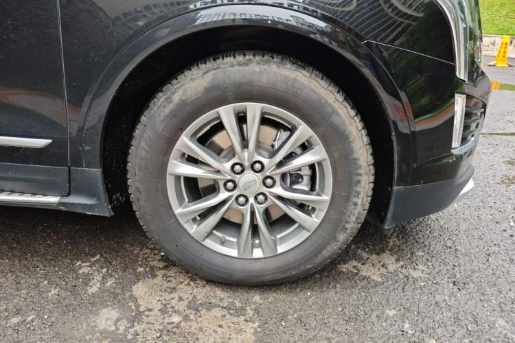 Used Cadillac XT5 2021 2.0T Two-Wheel Drive Luxury Version Right Front Wheel Hub