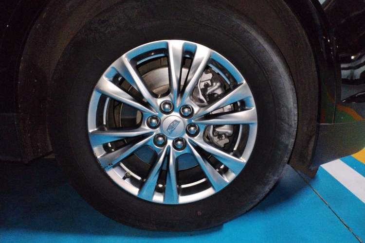 Used Cadillac XT5 2021 28T Luxury Model Right Front Wheel Hub