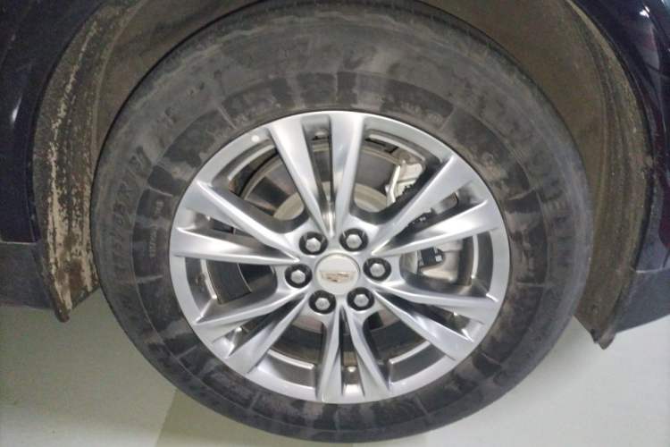 Used Cadillac XT5 2021 2.0T Two-Wheel Drive Luxury Version Right Front Wheel Hub