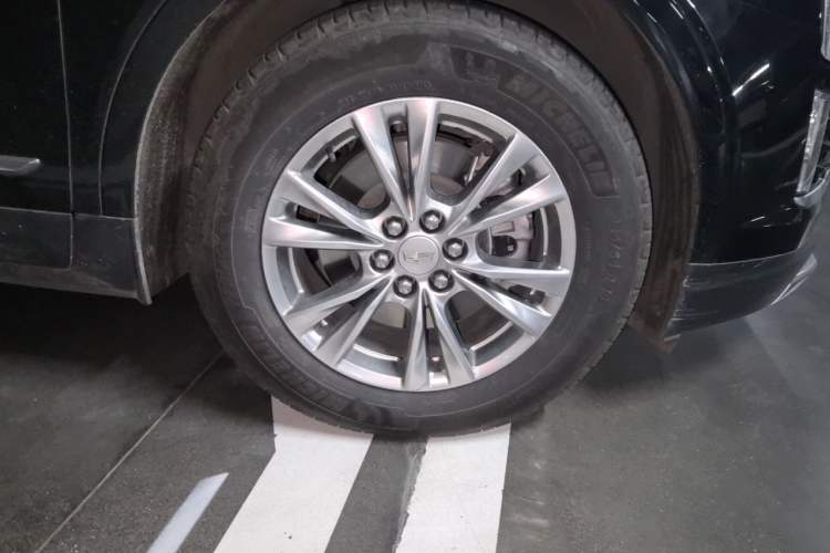 Used Cadillac XT5 2021 28T Luxury Model Right Front Wheel Hub