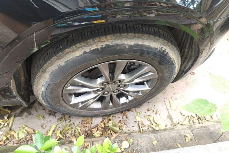 Used Cadillac XT5 2021 2.0T Two-Wheel Drive Luxury Version Right Front Wheel Hub