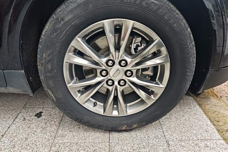 Used Cadillac XT5 2021 28T Four-Wheel Drive Luxury Version Right Front Wheel Hub
