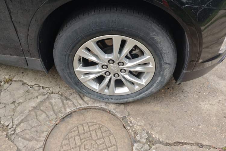 Used Cadillac XT5 2021 28T Four-Wheel Drive Tech Version Right Front Wheel Hub