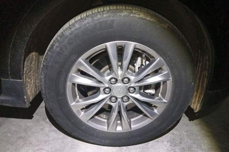 Used Cadillac XT5 2021 28T Four-Wheel Drive Luxury Version Right Front Wheel Hub
