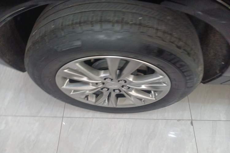 Used Cadillac XT5 2021 2.0T Two-Wheel Drive Luxury Version Right Rear Wheel Hub