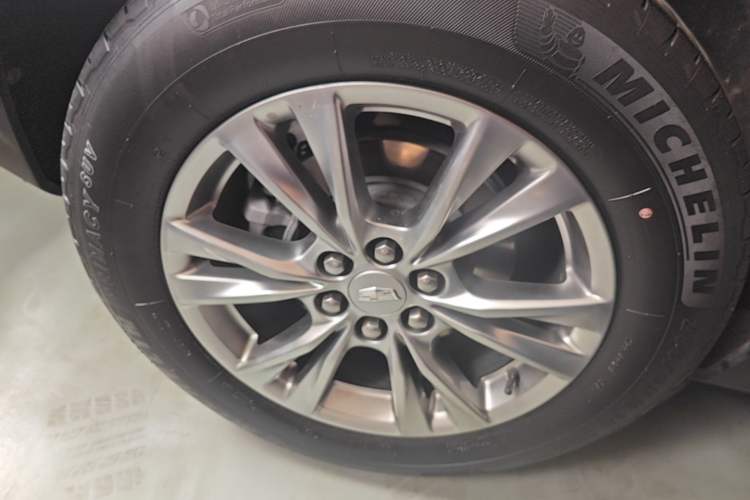 Used Cadillac XT5 2021 2.0T Two-Wheel Drive Luxury Version Right Rear Wheel Hub