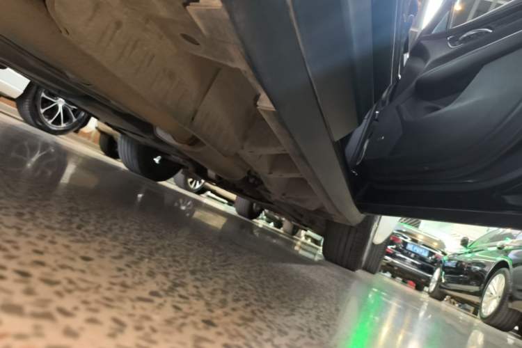 Used Cadillac XT5 2021 2.0T Four-Wheel Drive Luxury Version Right Side Sill