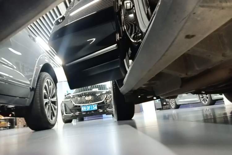 Used Cadillac XT5 2021 2.0T Four-Wheel Drive Luxury Version Right Side Sill