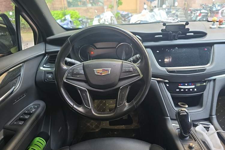 Used Cadillac XT5 2021 28T Luxury Model Steering Wheel
