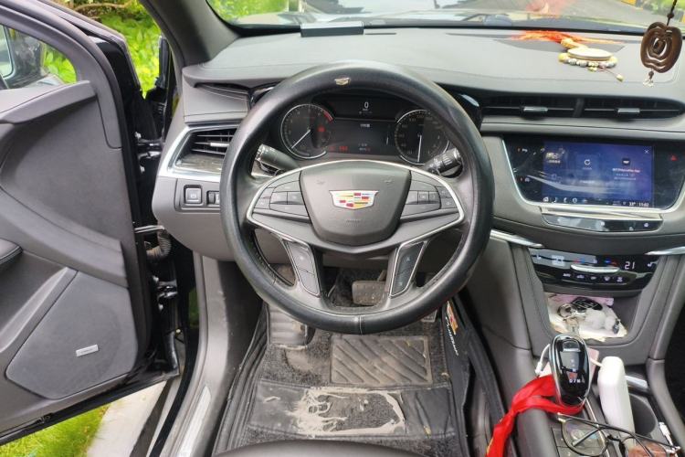 Used Cadillac XT5 2021 28T Luxury Model Steering Wheel
