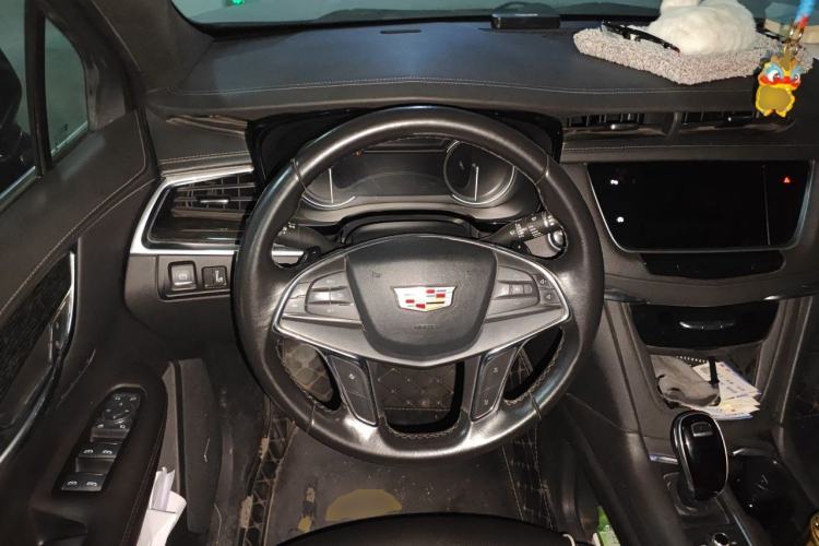 Used Cadillac XT5 2021 28T Luxury Model Steering Wheel
